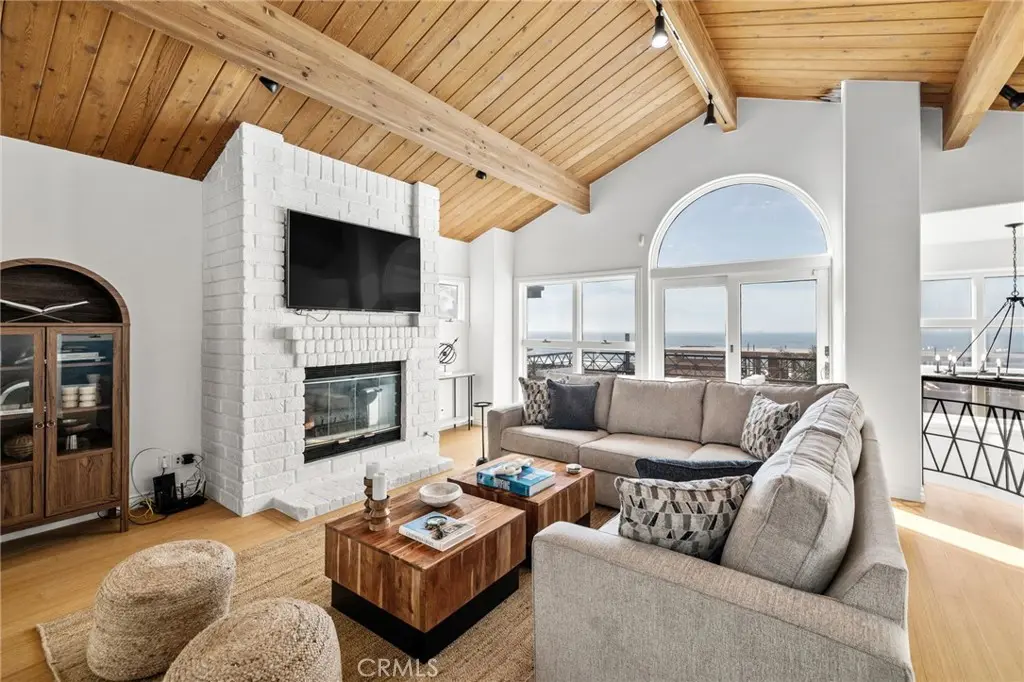 Single Family Residence for rent at 4104 Highland Avenue, Manhattan Beach, CA featuring 3 beds and 4 baths