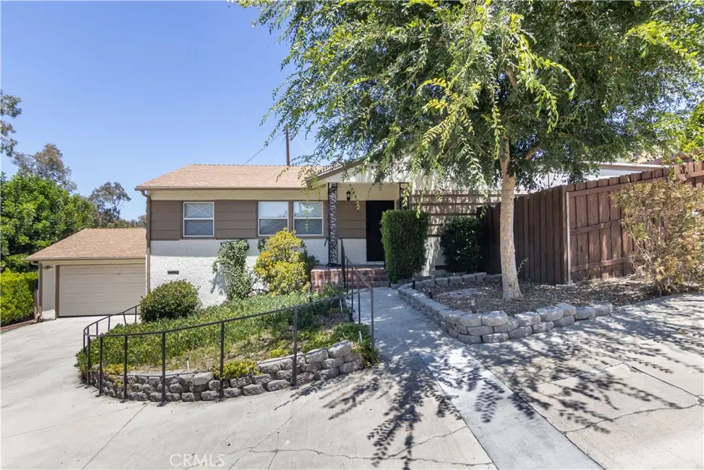 22436 Ave San Luis, Woodland Hills, CA — listing photo 1