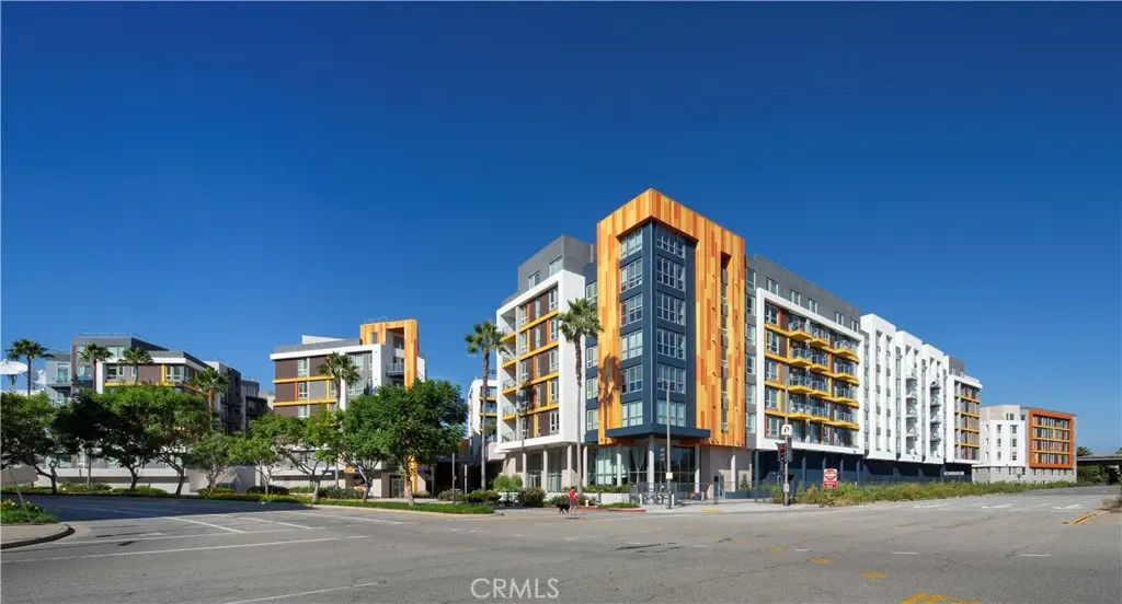 Residential Lease for rent at 5901 Center Drive 303-1, Los Angeles, Los Angeles County, CA featuring 2 beds and 2 baths