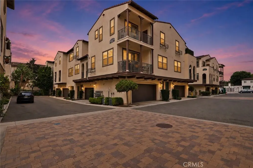 1895 Orizaba Avenue 104, Signal Hill, CA — listing photo 1