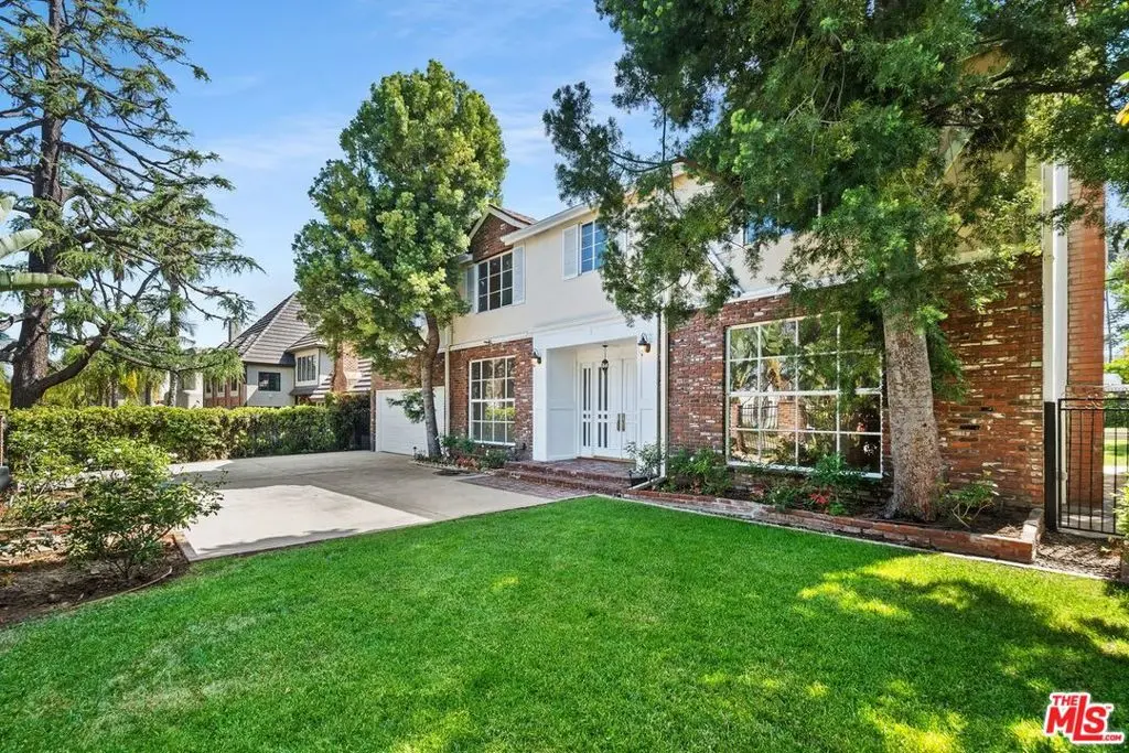 Residential Lease for rent at 517 N Elm Drive, Beverly Hills, Los Angeles County, CA featuring 7 beds and 6 baths