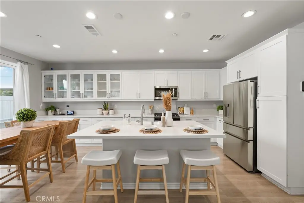 Single Family Residence for sale at 250 W Ridgewood, Long Beach, CA featuring 5 beds and 3 baths