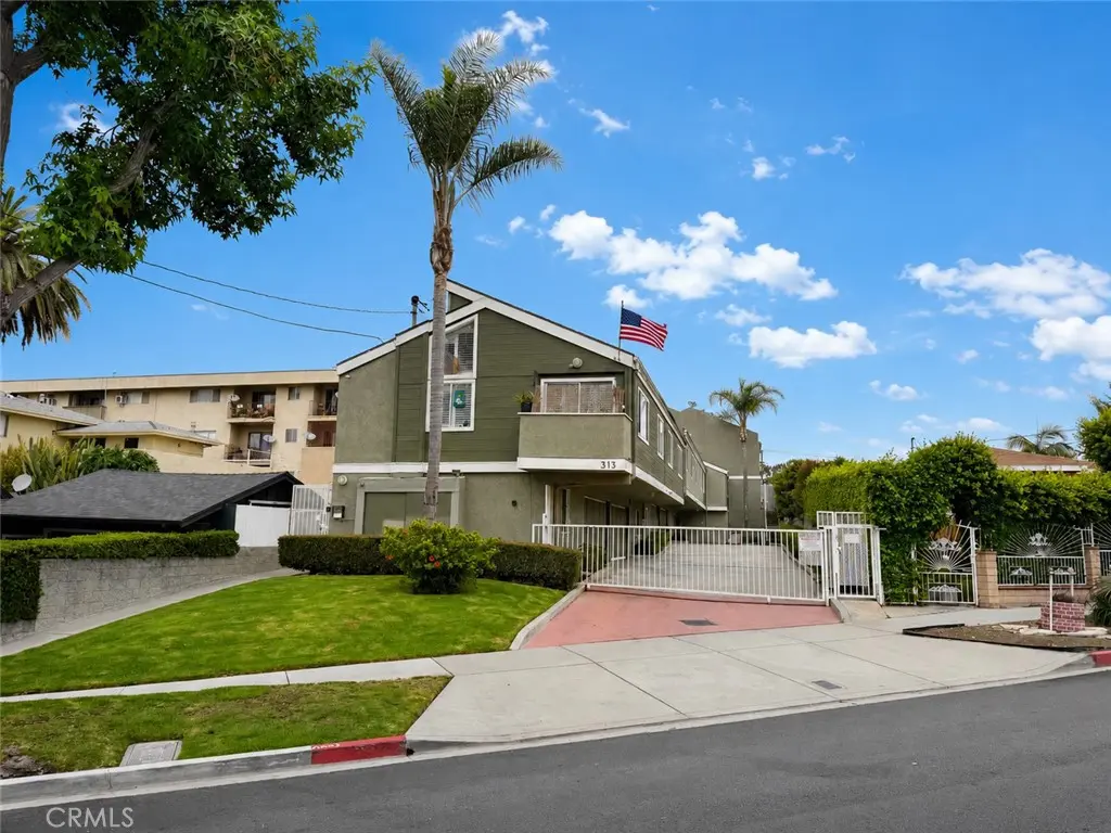 Condominium for sale at 313 E Hyde Park 5, Inglewood, CA featuring 3 beds and 2 baths