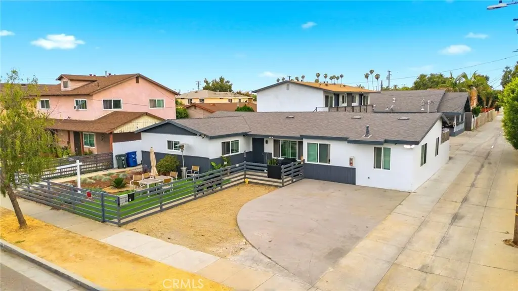 Apartment for sale at 6221 Corona, Bell, CA