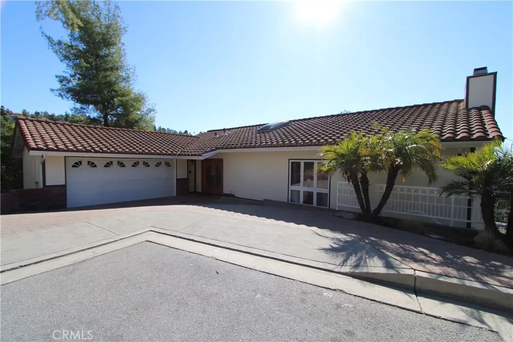 Residential Lease for rent at 3694 Berwick Drive, La Canada Flintridge, Los Angeles County, CA featuring 5 beds and 4 baths