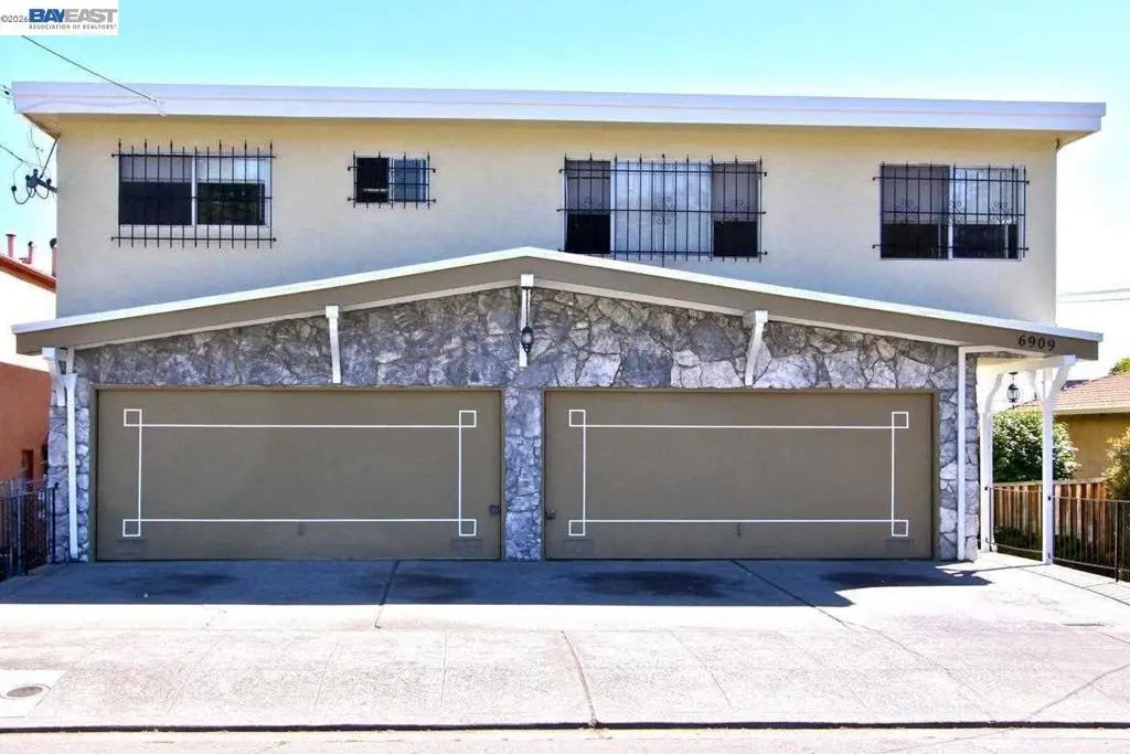 Residential Lease for rent at 6909 MacArthur Blvd, Oakland, CA featuring 3 beds and 2 baths