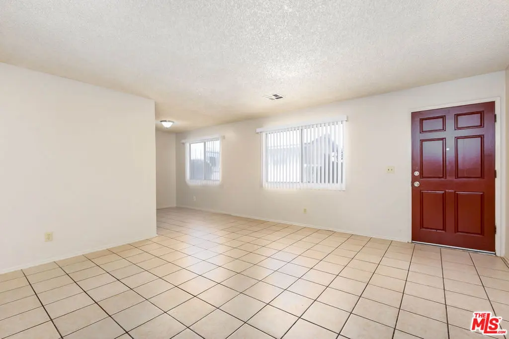 Condominium for rent at 550 E Avenue H14, Lancaster, CA featuring 2 beds and 1 bath
