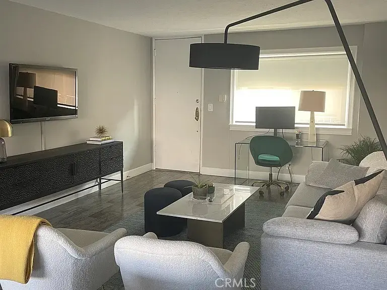 Residential Lease for rent at 1138 12th 5, Santa Monica, Los Angeles County, CA featuring 2 beds and 2 baths