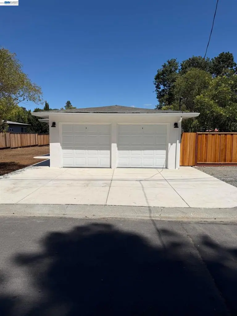 Duplex for rent at 74 78 Palana Ct, Walnut Creek, CA featuring 2 beds and 1 bath
