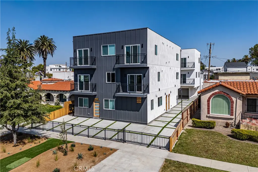 Apartment for sale at 2010 S Dunsmuir, Los Angeles, CA