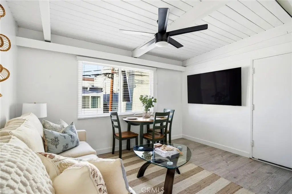 Residential Lease for rent at 121 Rosecrans Avenue C, Manhattan Beach, Los Angeles County, CA featuring 2 beds and 1 bath