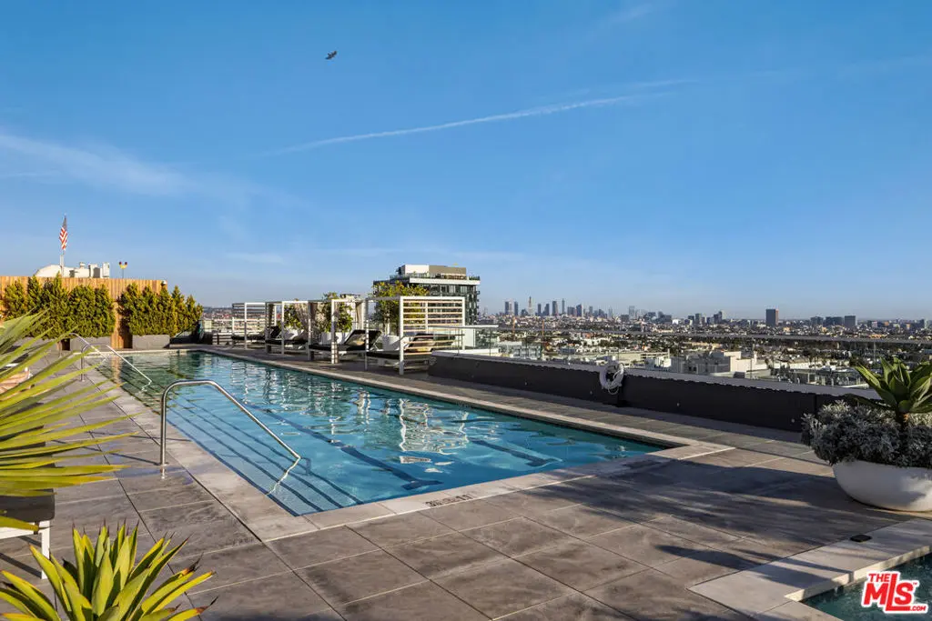Residential Lease for rent at 6250 Hollywood Boulevard 12I, Los Angeles, Los Angeles County, CA featuring 1 bed and 2 baths