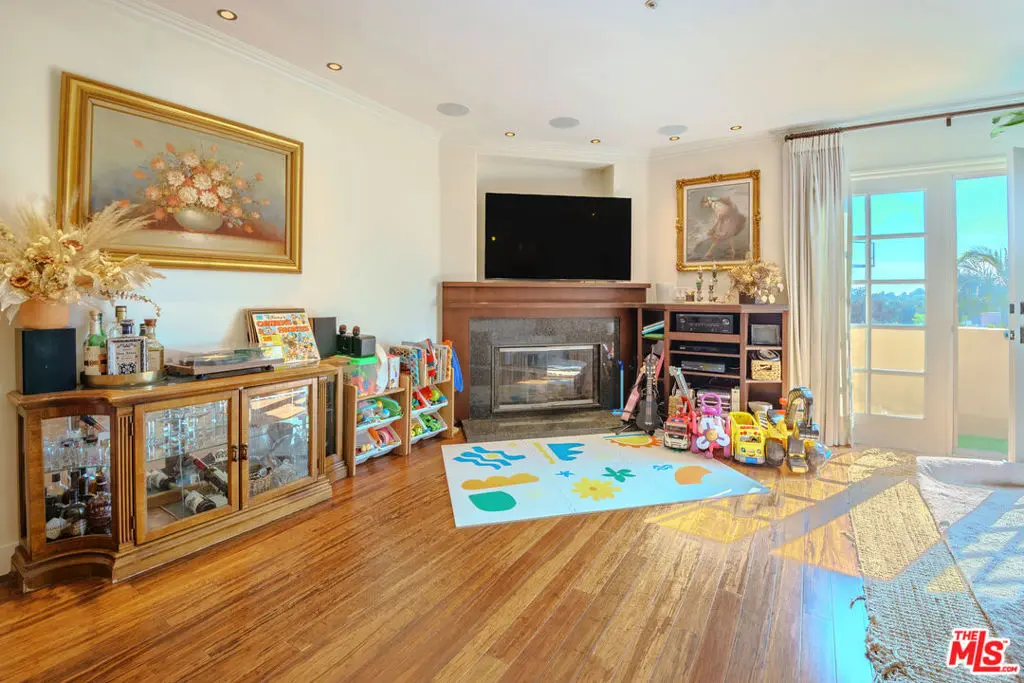 Residential Lease for rent at 1278 S Camden Drive 301, Los Angeles, Los Angeles County, CA featuring 3 beds and 3 baths
