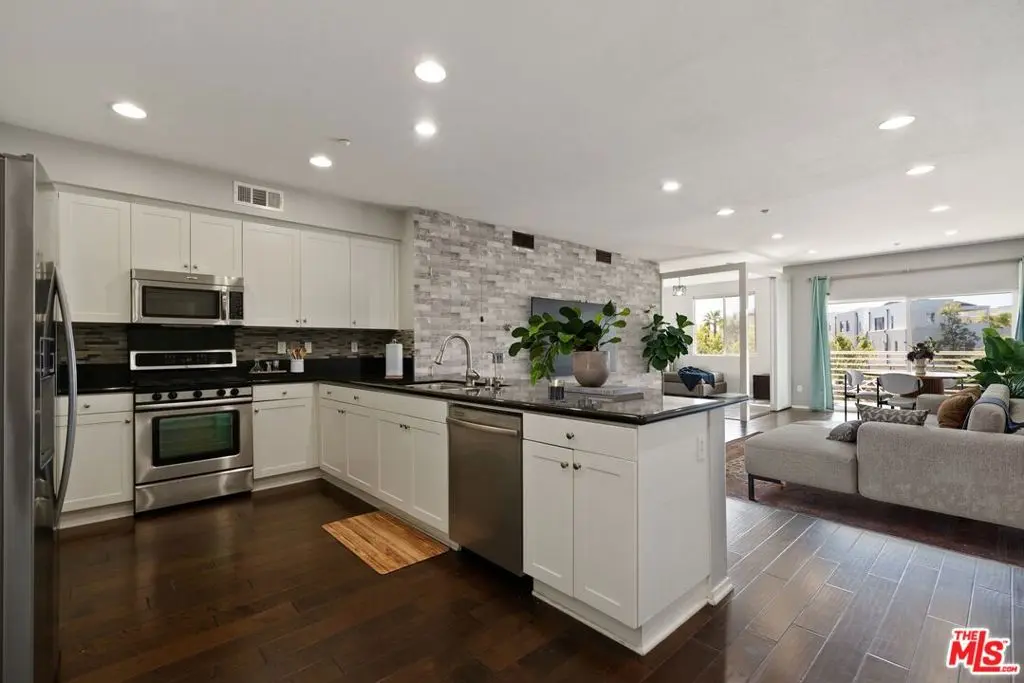 13126 Union Avenue 203, Hawthorne, CA — listing photo 1