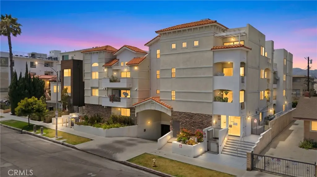 Condominium for sale at 4733 Elmwood Avenue 203, Los Angeles, CA featuring 2 beds and 2 baths