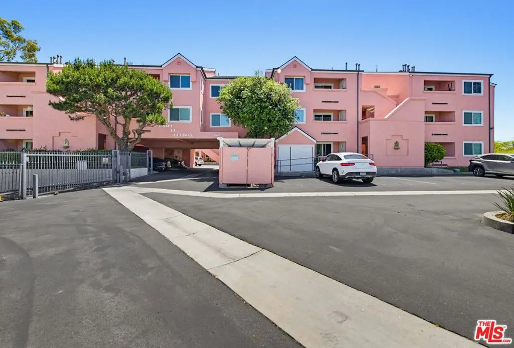 Residential Lease for rent at 4810 S La Brea Avenue 209, Los Angeles, Los Angeles County, CA featuring 2 beds and 1 bath