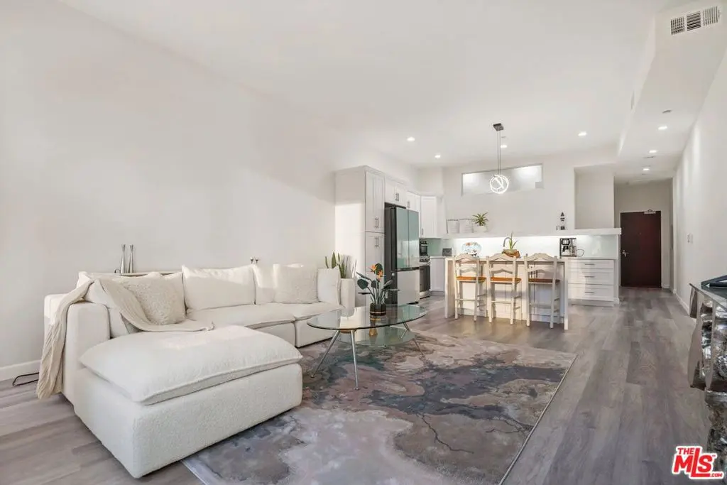 Residential Lease for rent at 1100 Wilshire Boulevard 3307, Los Angeles, Los Angeles County, CA featuring 2 beds and 2 baths