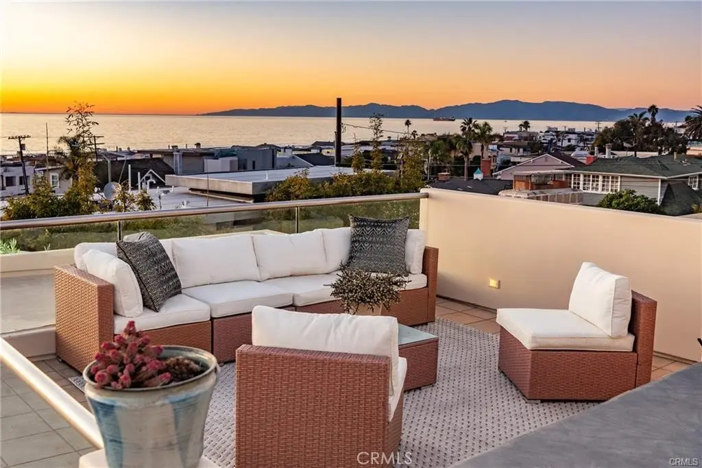 Residential Lease for rent at 2242 Circle, Hermosa Beach, Los Angeles County, CA featuring 3 beds and 4 baths