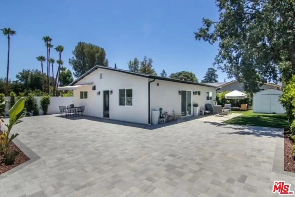23028 Burbank Boulevard, Woodland Hills, CA — listing photo 1