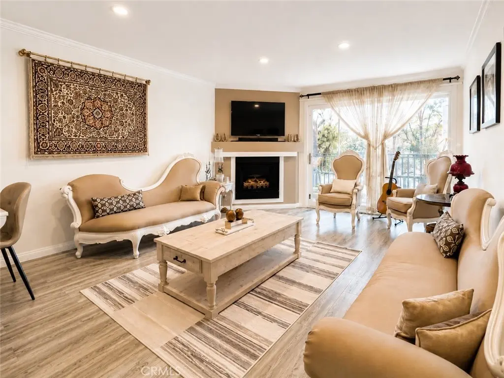 5565 Canoga Avenue 207, Woodland Hills, CA — listing photo 1