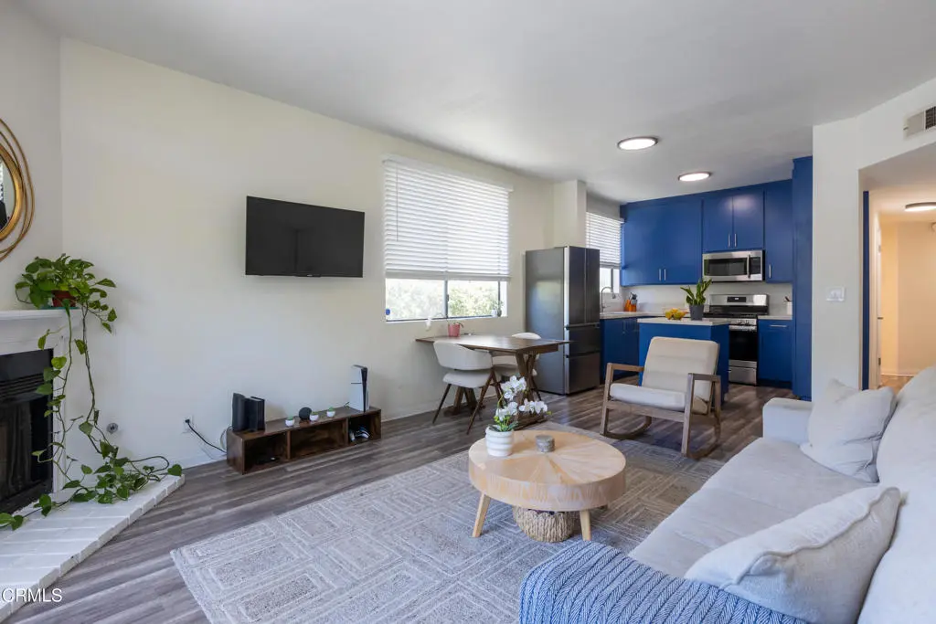 Condominium for sale at 12007 Rochester Avenue 1, Los Angeles, CA featuring 2 beds and 2 baths