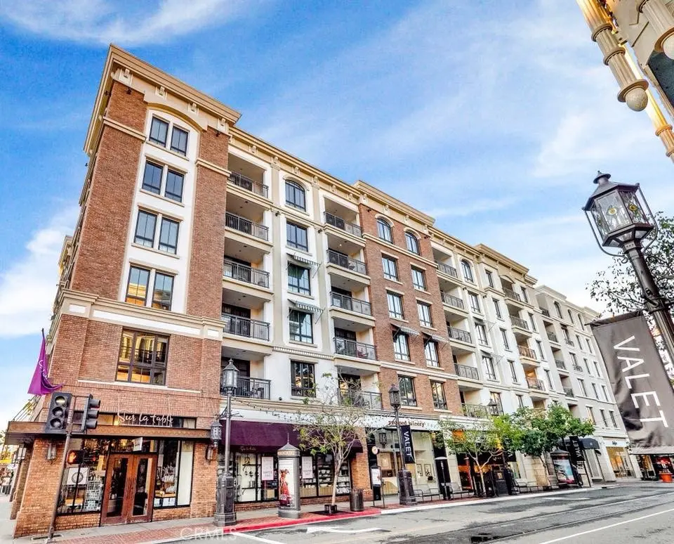 Residential Lease for rent at 268 Caruso Avenue, Glendale, Los Angeles County, CA featuring 2 beds and 1 bath