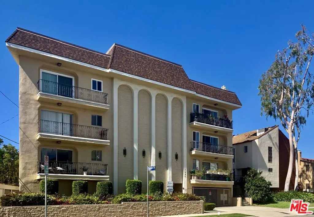 Residential Lease for rent at 1097 S Bedford Drive 204, Los Angeles, Los Angeles County, CA featuring 2 beds and 2 baths