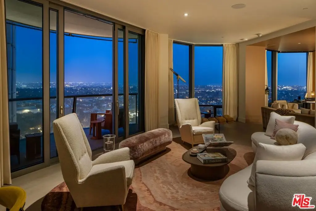 Condominium for sale at 211 W Elm Court 17B, Los Angeles, CA featuring 2 beds and 3 baths