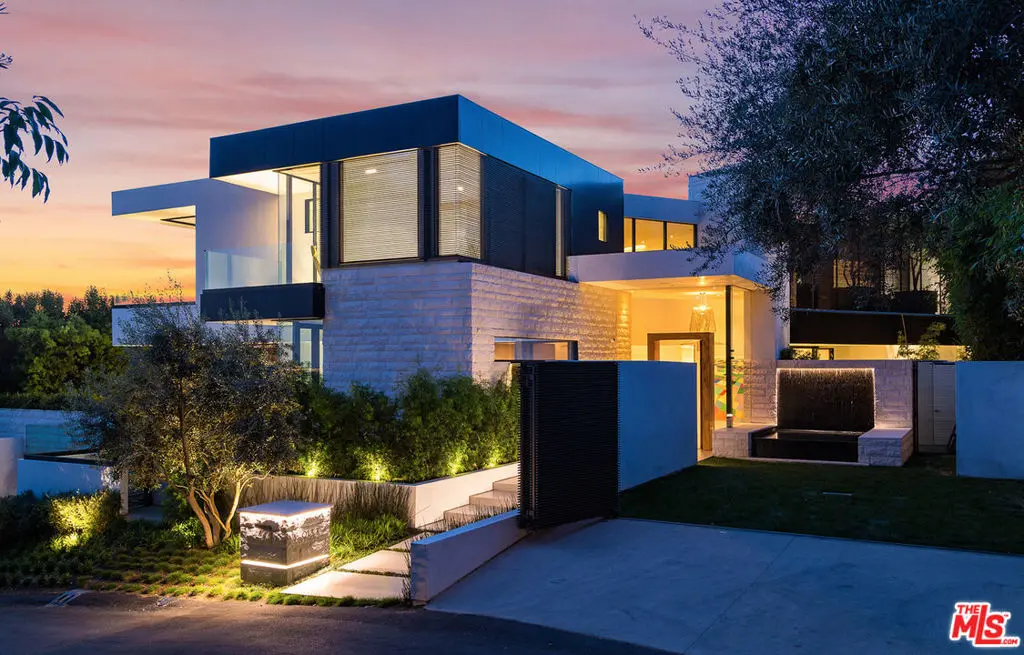 Single Family Residence for sale at 9133 Oriole Way, Los Angeles, CA featuring 6 beds and 10 baths