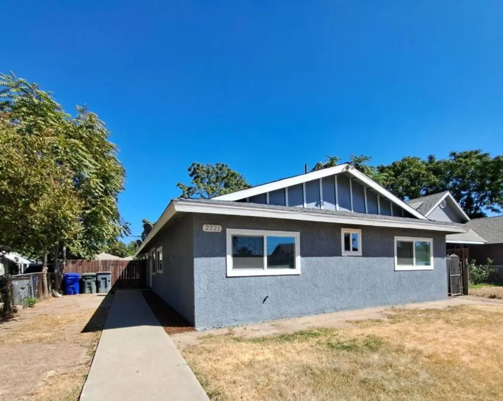 Duplex for sale at 2221 S Poppy Avenue, Fresno, CA