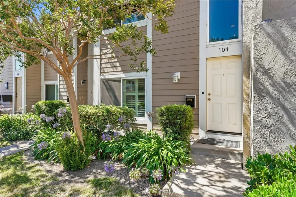 Townhouse for rent at 104 Oval, Irvine, CA featuring 2 beds and 2 baths