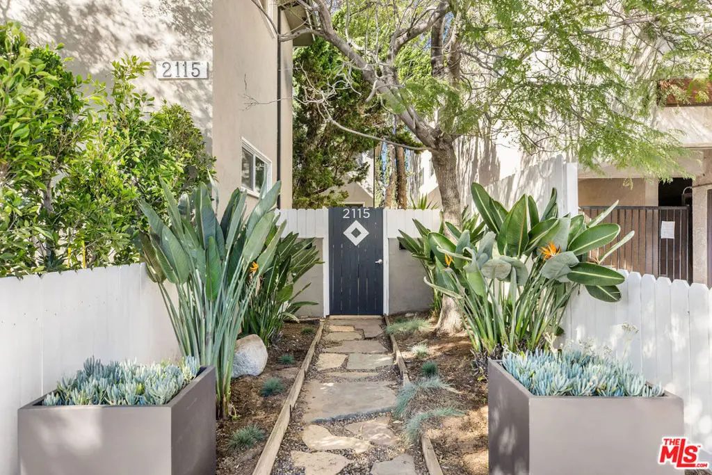Residential Lease for rent at 2115 Ocean Park Boulevard #4, Santa Monica, Los Angeles County, CA featuring 2 beds and 1 bath