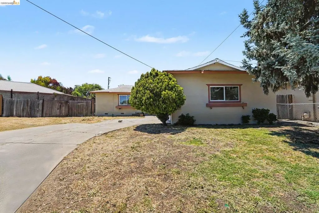Single Family Residence for sale at 2467 Tanager Cir, Concord, CA featuring 3 beds and 2 baths