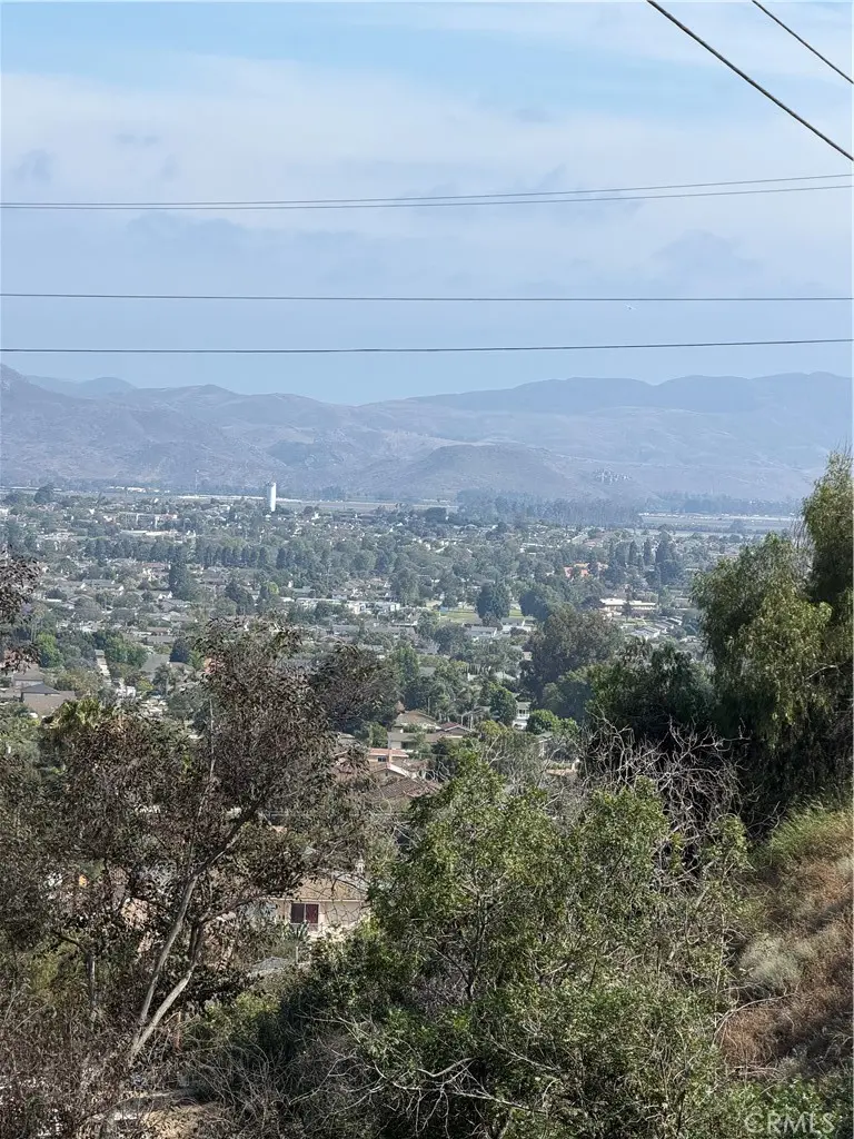 250 W Highland Drive, Camarillo, CA — listing photo 1
