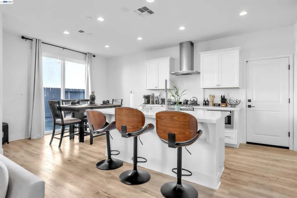 Single Family Residence for sale at 542 Datura Dr, Vacaville, CA featuring 3 beds and 3 baths