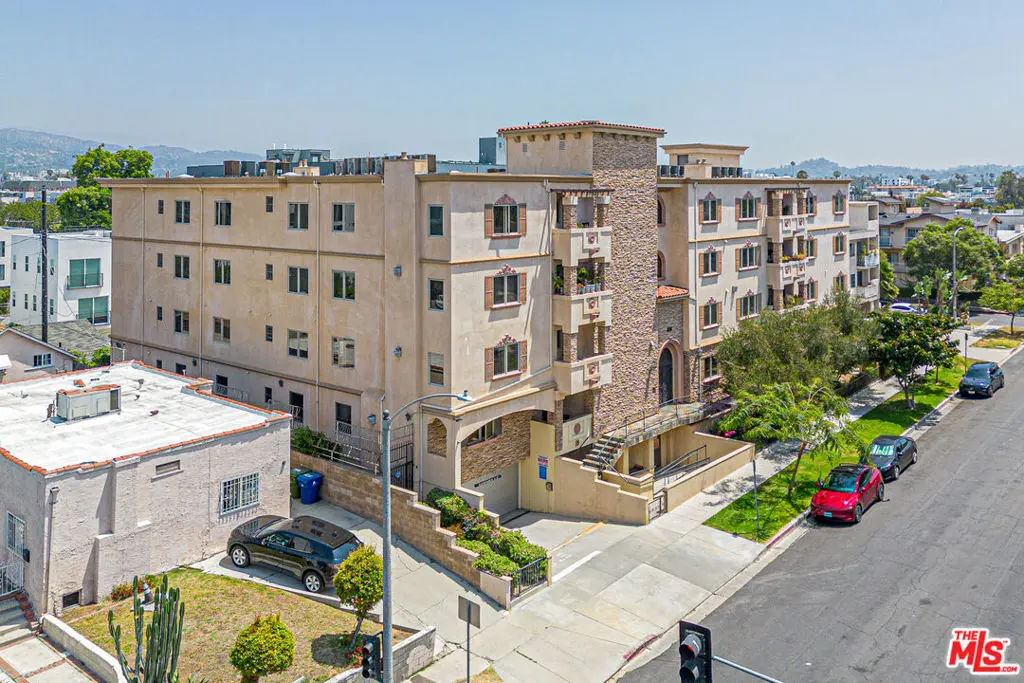 Condominium for sale at 5057 Maplewood Avenue PH4, Los Angeles, CA featuring 3 beds and 3 baths