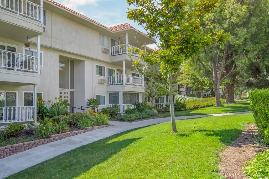 2400 Via Mariposa 1A, Laguna Woods, CA — listing photo 1