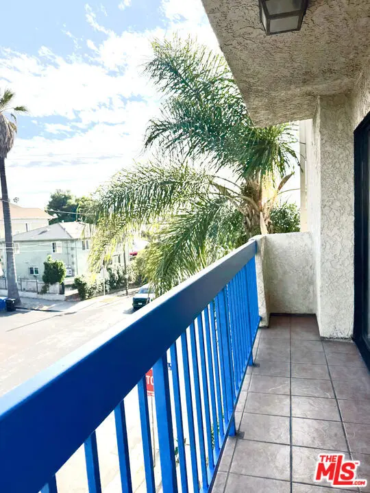 Residential Lease for rent at 1052 S Mariposa Avenue 403, Los Angeles, Los Angeles County, CA featuring 2 beds and 2 baths