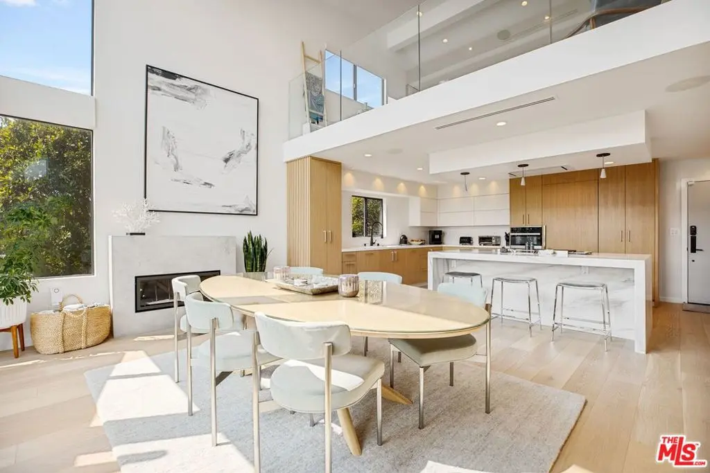 Residential Lease for rent at 302 Ashland Avenue 301, Santa Monica, Los Angeles County, CA featuring 3 beds and 2 baths