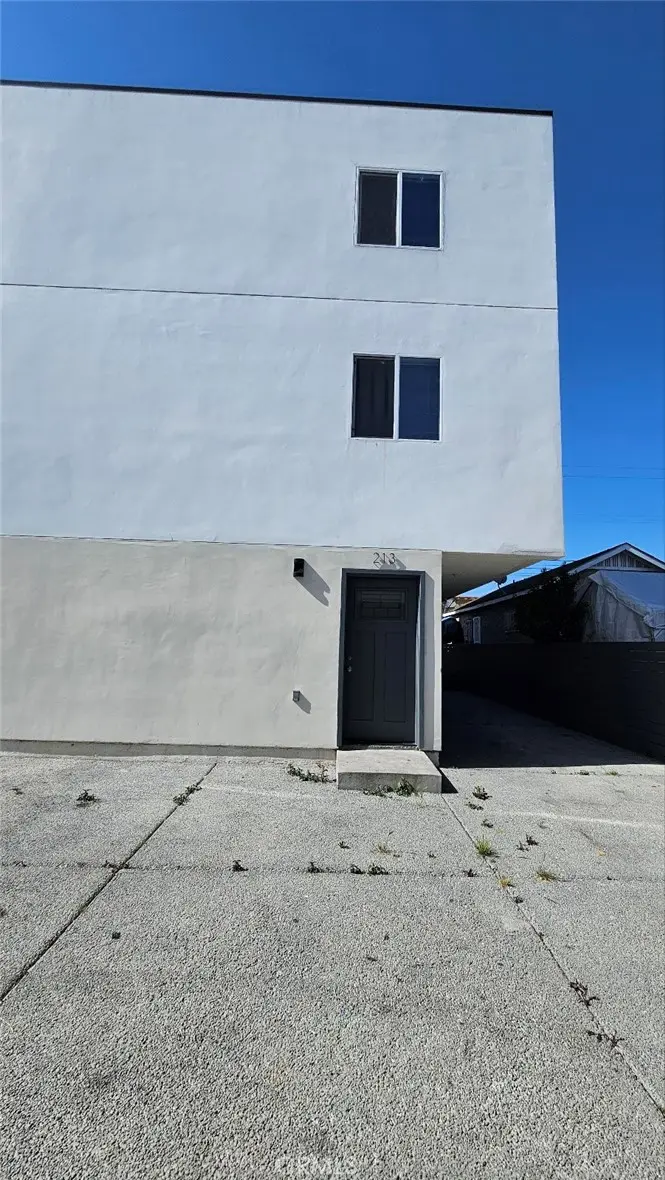 Duplex for rent at 213 W 43rd, Los Angeles, CA featuring 5 beds and 4 baths