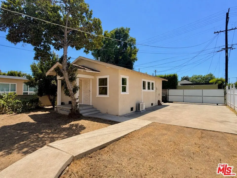 Residential Lease for rent at 3007 Dalton Avenue 1/2, Los Angeles, Los Angeles County, CA featuring 2 beds and 1 bath