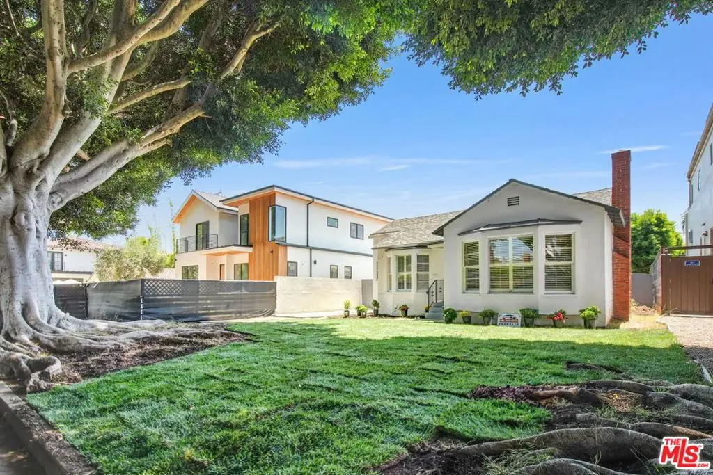 Single Family Residence for sale at 1044 Chelsea Avenue, Santa Monica, Los Angeles County, CA featuring 2 beds and 1 bath