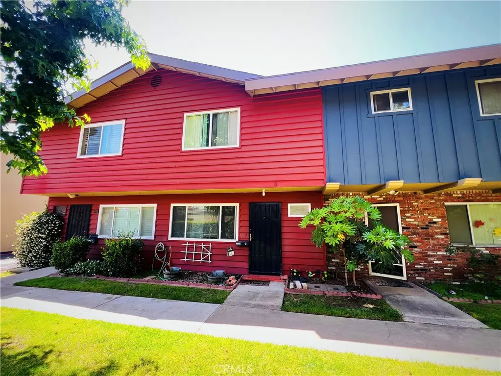 Condominium for sale at 13666 Red Hill 63, Tustin, CA featuring 2 beds and 2 baths