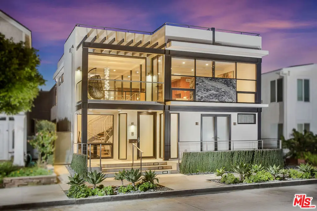 Single Family Residence for rent at 2105 E Balboa Boulevard, Newport Beach, CA featuring 4 beds and 5 baths