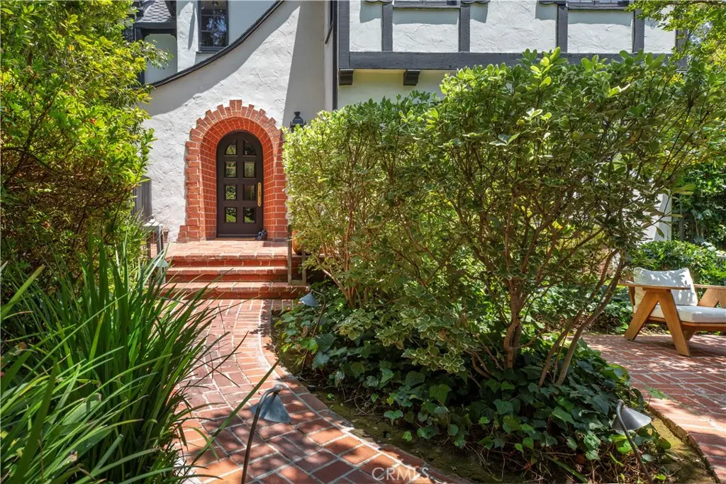 Single Family Residence for rent at 5531 Red Oak, Los Angeles, CA featuring 4 beds and 5 baths