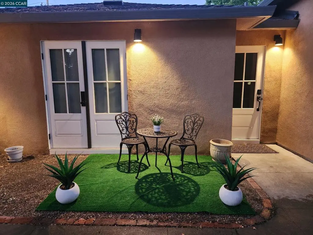 Residential Lease for rent at 2591 Walnut Blvd, Walnut Creek, CA featuring 2 beds and 1 bath