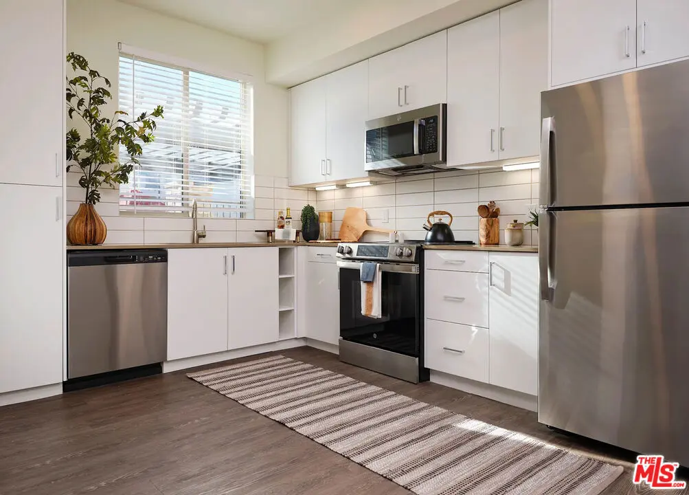 Residential Lease for rent at 41545 Ivy Street 25205, Murrieta, Riverside County, CA featuring 2 beds and 2 baths