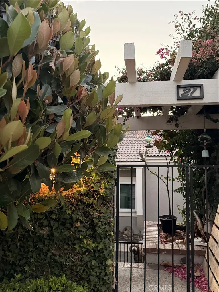 Condominium for rent at 21 Rustling Wind, Irvine, CA featuring 2 beds and 1 bath