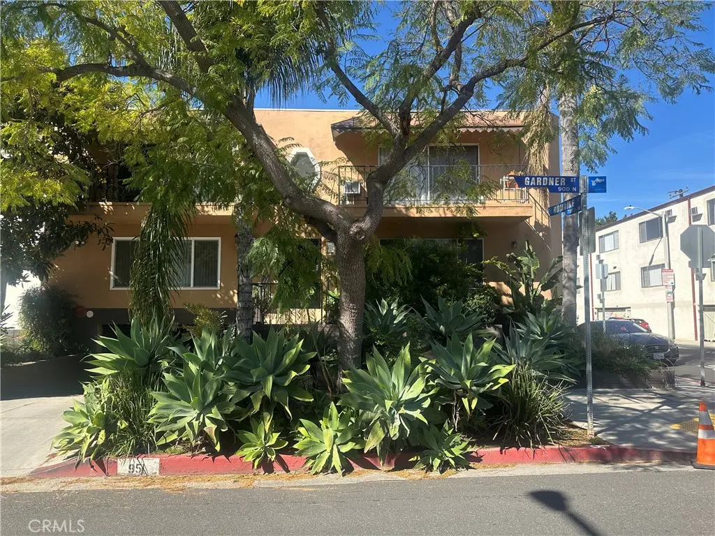 Condominium for sale at 951 N Gardner 6, West Hollywood, CA featuring 2 beds and 2 baths