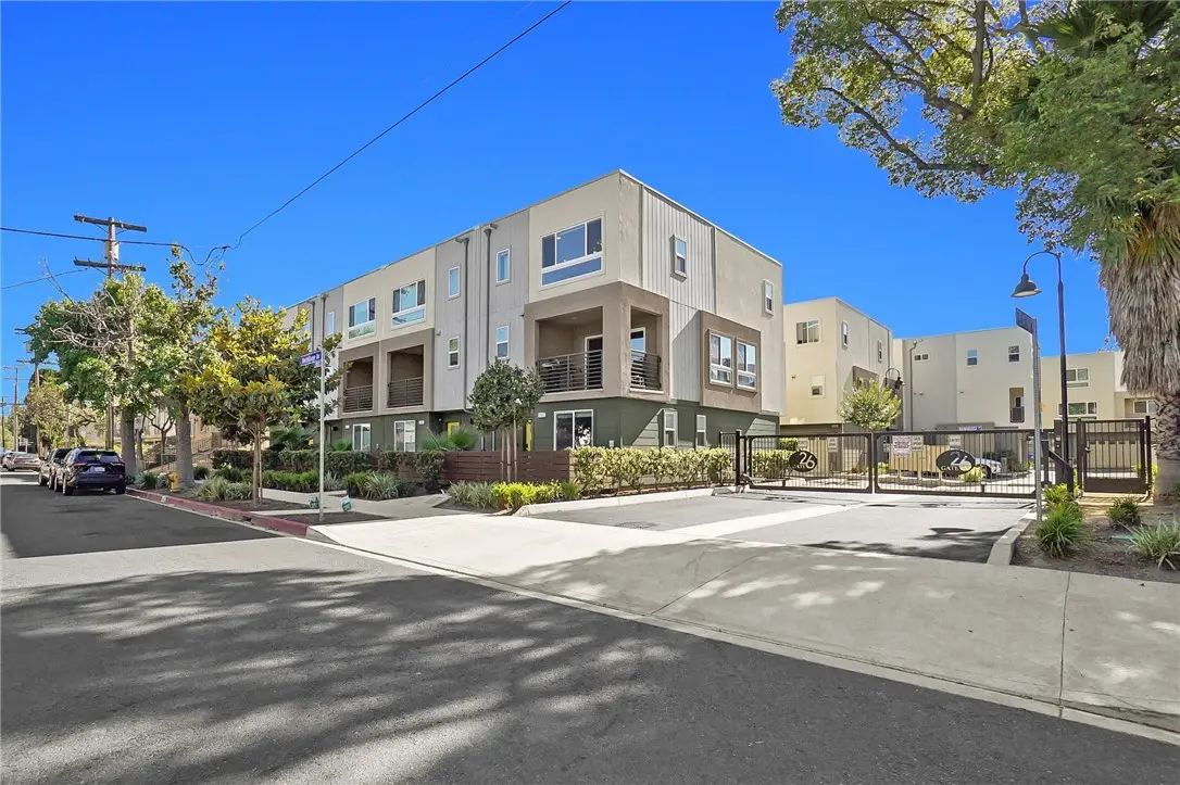 5262 N Bainbridge Place, Valley Village, CA — listing photo 1